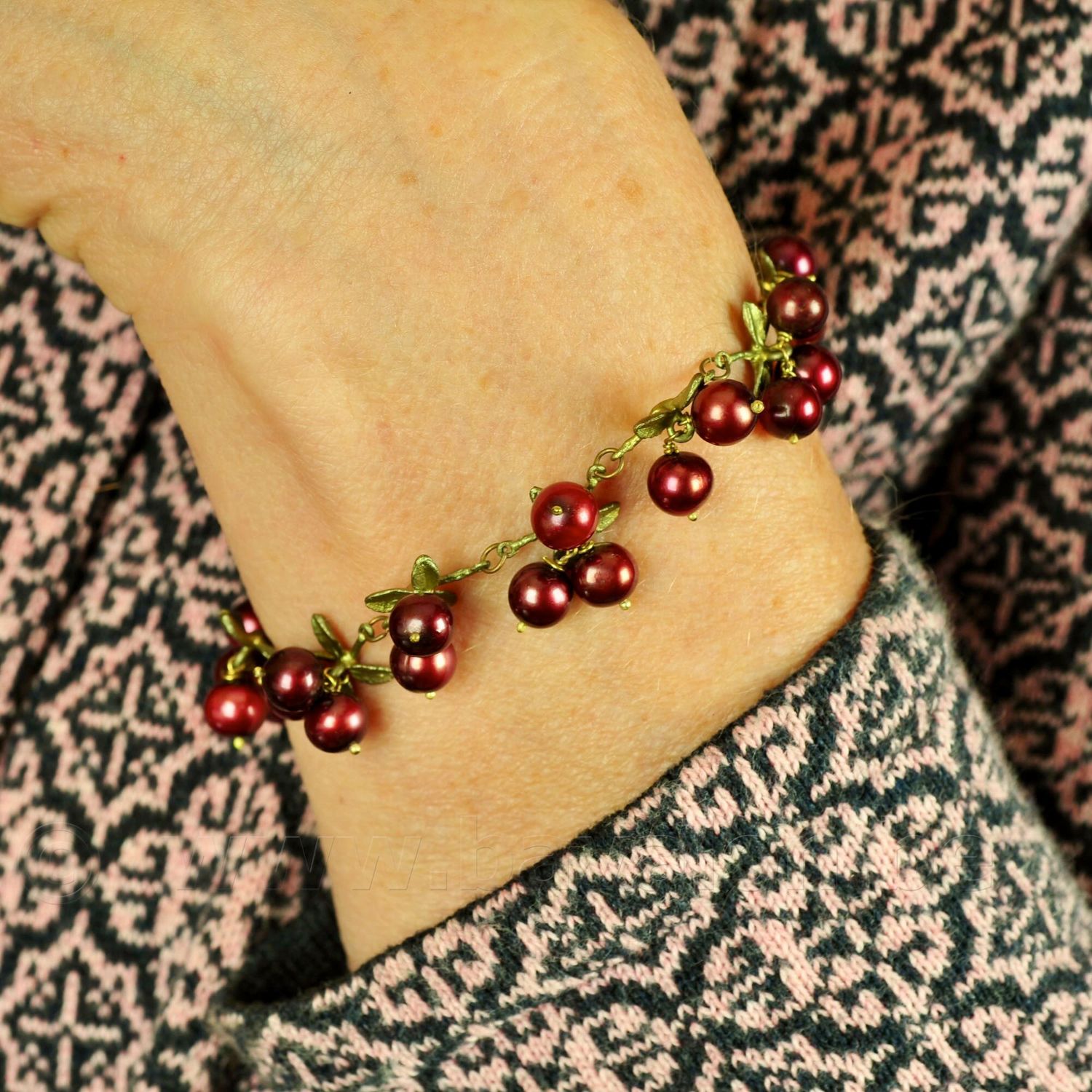 Polssieraad 'Cranberry' in massief, gepatineerd brons met zoetwater parels - Michael Michaud (USA) Polssieraad 'Cranberry' in massief, gepatineerd brons met zoetwater parels - Michael Michaud (USA)