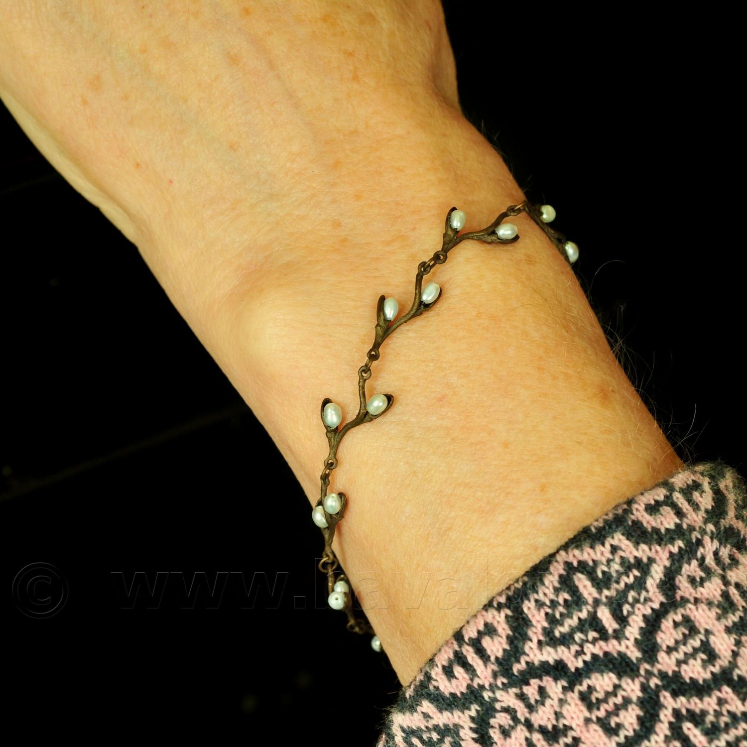 Polssieraad 'Pussy Willow' in massief, gepatineerd brons met zoetwater parels - Michael Michaud (USA) Polssieraad 'Pussy Willow' in massief, gepatineerd brons met zoetwater parels - Michael Michaud (USA)