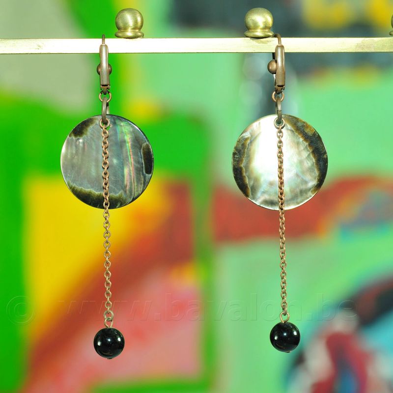 Oorringen nacre met retro print 'wilde erwt' - Titli