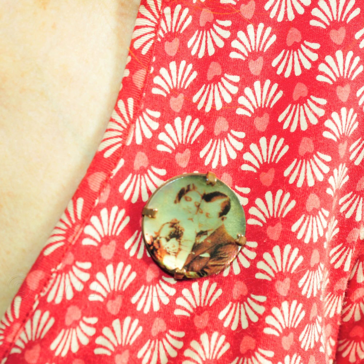 Broche nacre met retro print 'amoureux' - Titli Broche nacre met retro print 'amoureux' - Titli