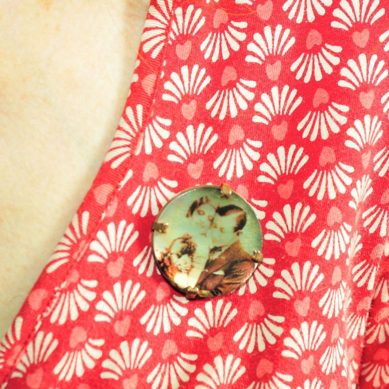 Broche nacre met retro print 'amoureux' - Titli Broche nacre met retro print 'amoureux' - Titli