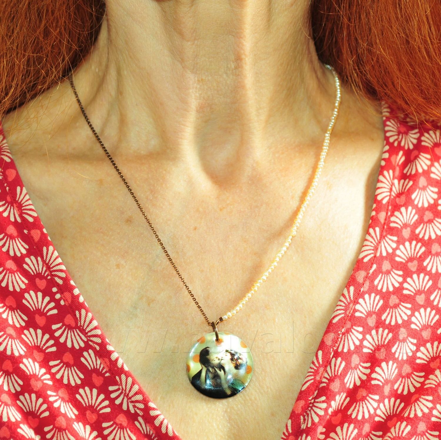 Halsketting nacre met fijne pareltjes en retro print 'amoureux' - Titli Halsketting nacre met fijne pareltjes en retro print 'amoureux' - Titli