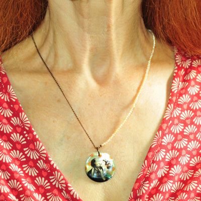 Halsketting nacre met fijne pareltjes en retro print 'amoureux' - Titli