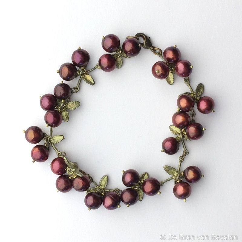 Polssieraad 'Cranberry' in massief, gepatineerd brons met zoetwater parels - Michael Michaud (USA)