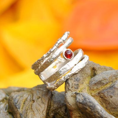 Ring in massief zilver ajouré m/1 granaat cabochon in 18kt goud - Ralf De Burchgrave (België)