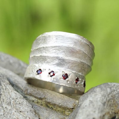 Ring in massief zilver met 5 briljantjes granaat - Ralf De Burchgrave (België) Ring in massief zilver met 5 briljantjes granaat - Ralf De Burchgrave (België)