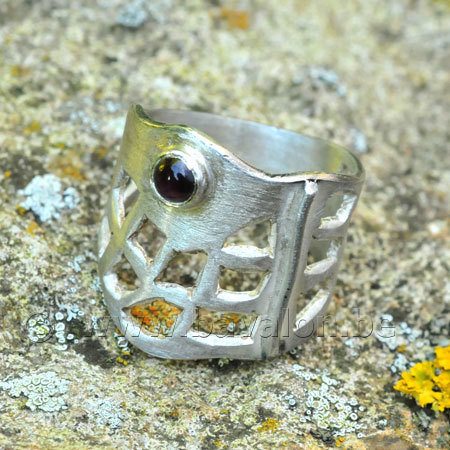 ring in massief zilver m/1 cabochon granaat - Sofie Vanoosthuyse (België)