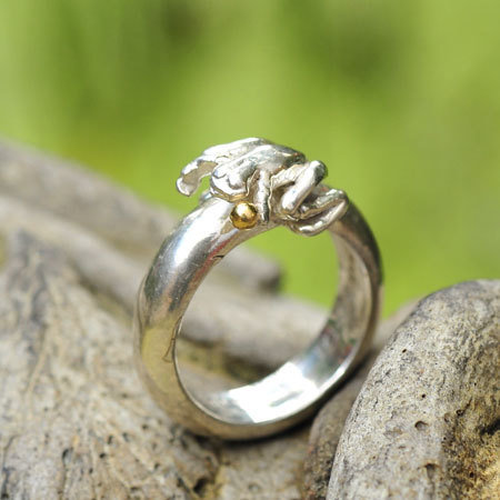 Ring in massief zilver 'kikkertje' m/gouden balletje en gravure - Ralf De Burchgrave (België)