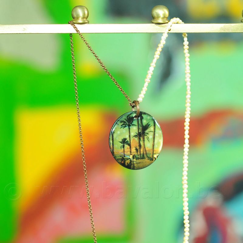 Halsketting nacre met fijne pareltjes en retro print 'Gizeh' - Titli Halsketting nacre met fijne pareltjes en retro print 'Gizeh' - Titli