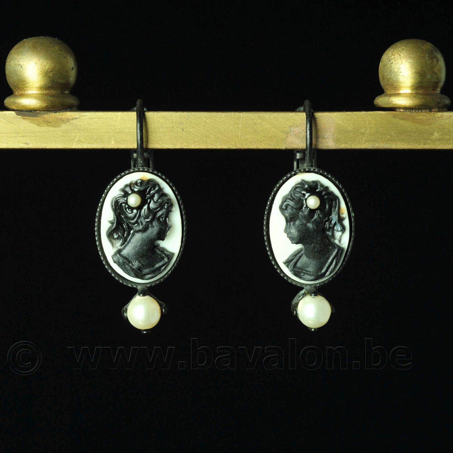 Oorringen camée met pareltje