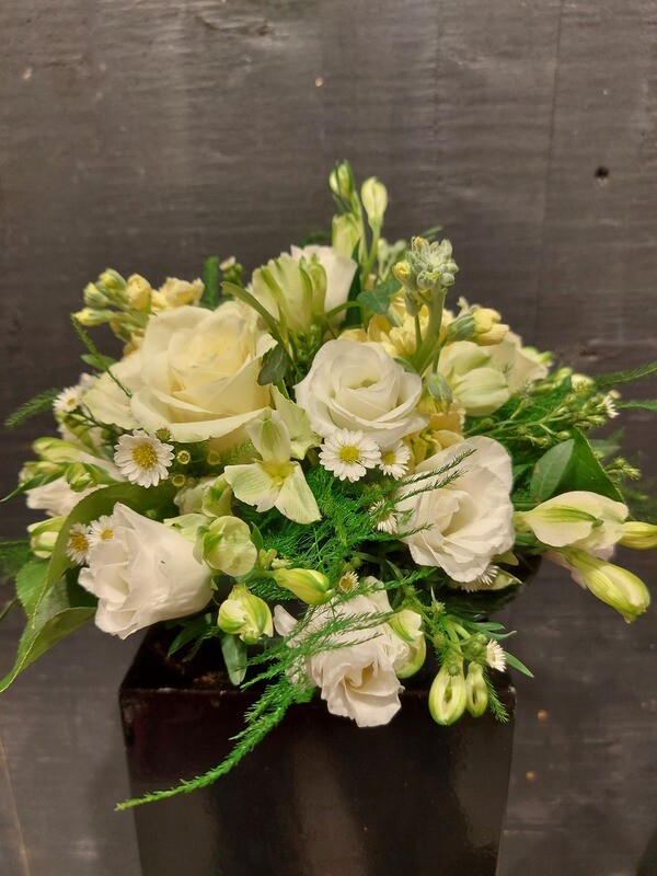 BIEDERMEIER ARRANGEMENT (op schaaltje)  meerdere kleuropties