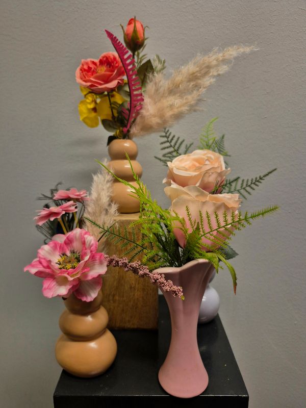 LIEF KLEIN VAASJE OPGEMAAKT MET ZIJDE BLOEMEN