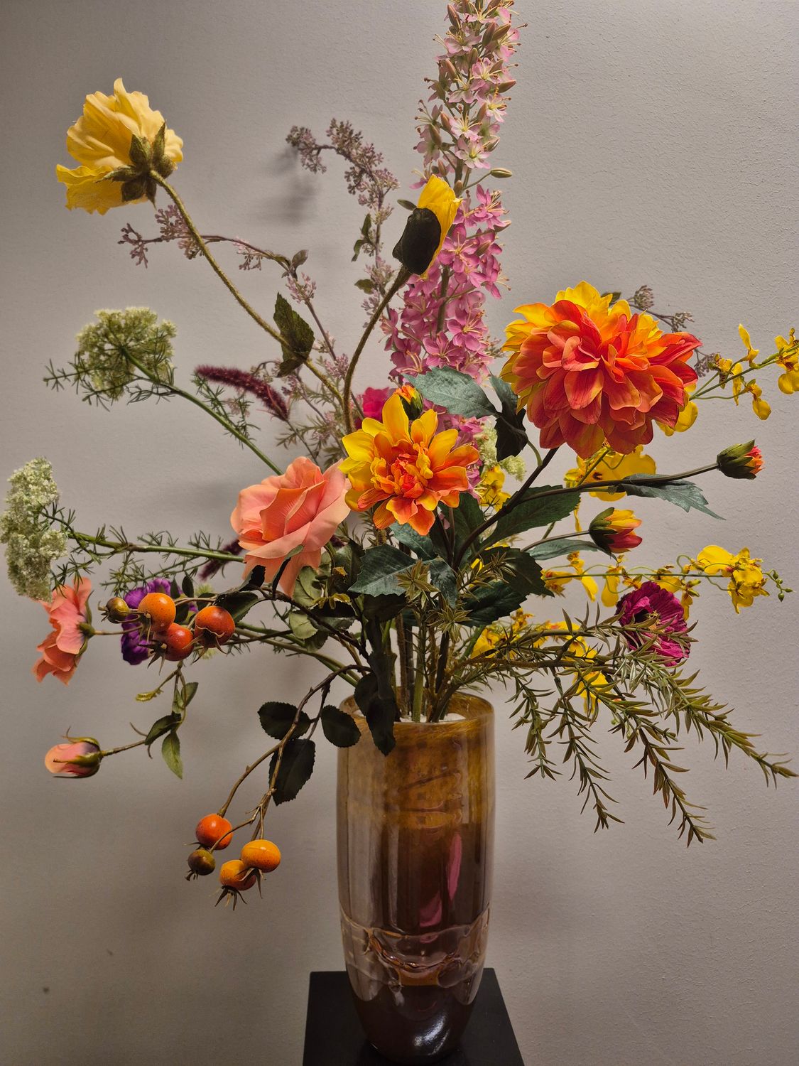 LUXE OKERKLEURIGE VAAS OPGEMAAKT MET ZIJDE BLOEMEN.