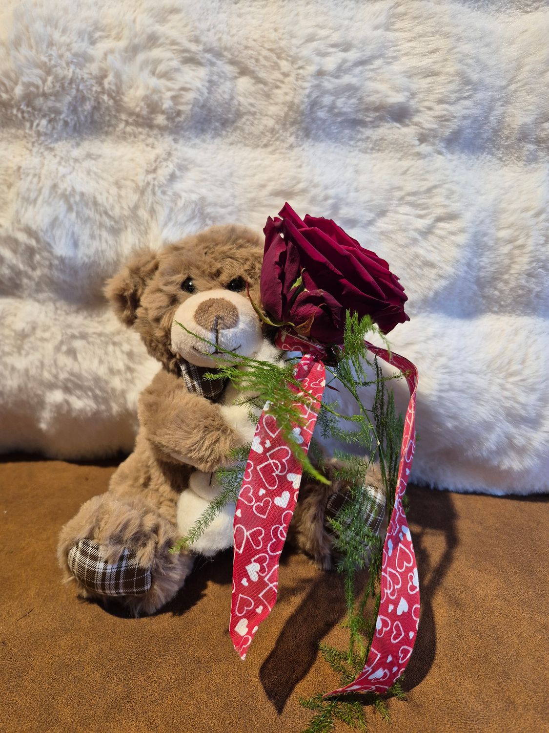 KNUFFELBEER MET ECHTE ROOS