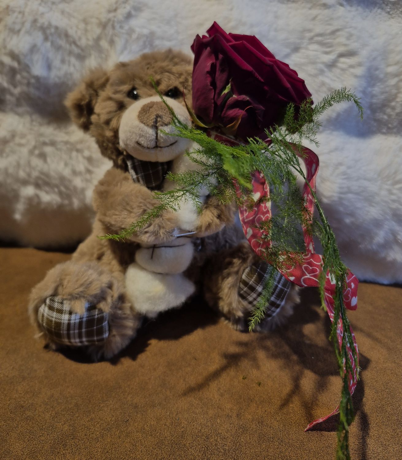 KNUFFELBEERTJE MET ECHTE ROOS