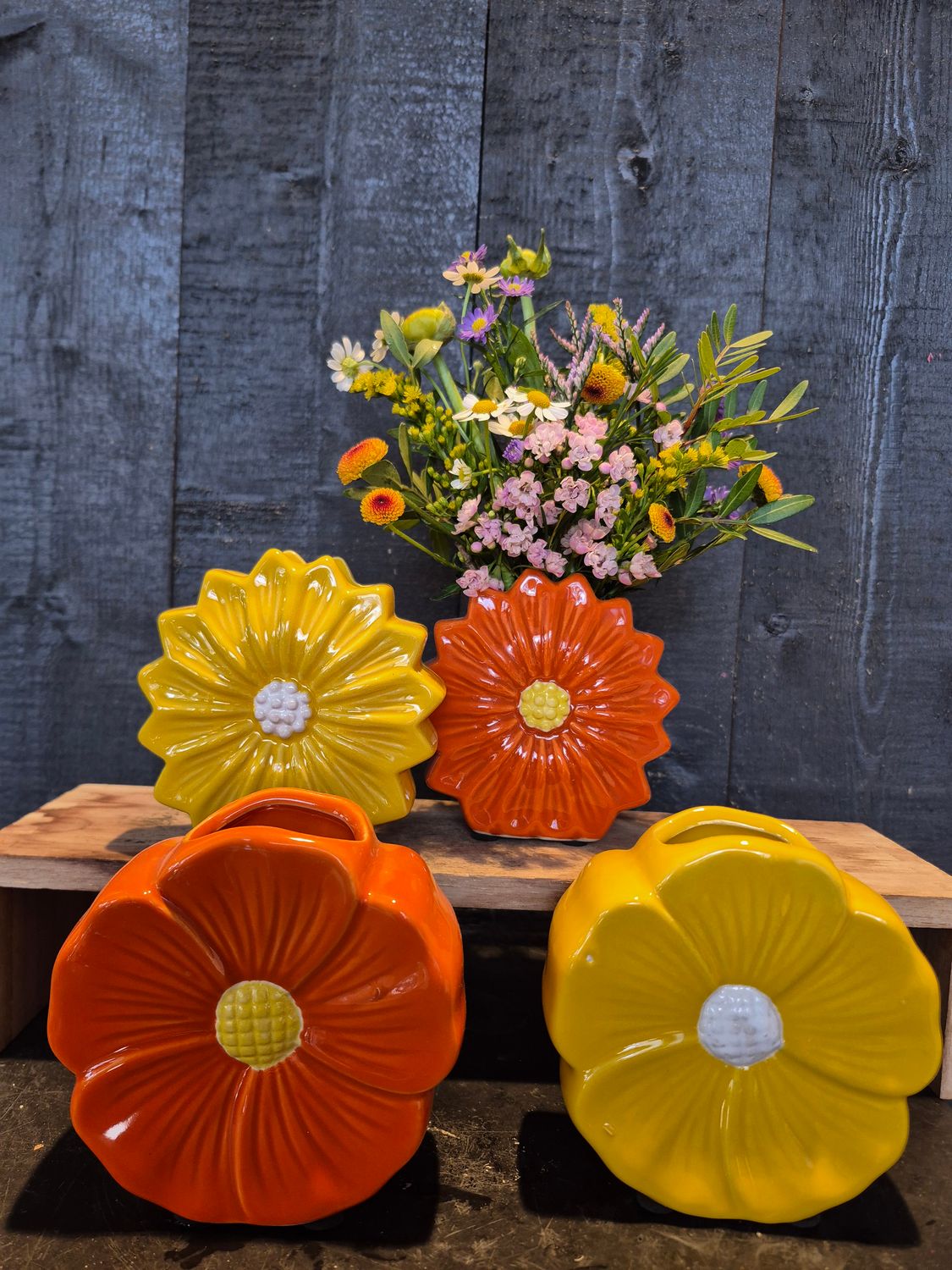 VROLIJK VAASJE MET LEUKE BLOEMEN