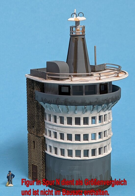Hafengebäude mit Radar und Steg Hafengebäude mit Radar und Steg