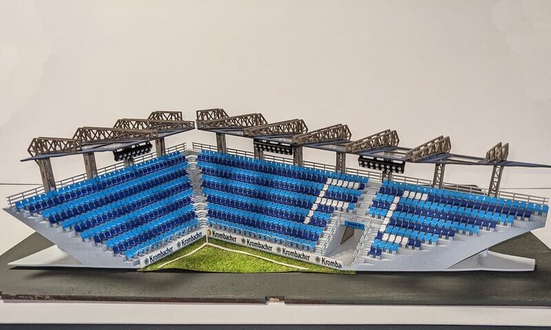 Fußballstadion Relief-Bausatz mit schräger Ansicht - Spur N Fußballstadion Relief-Bausatz mit schräger Ansicht - Spur N