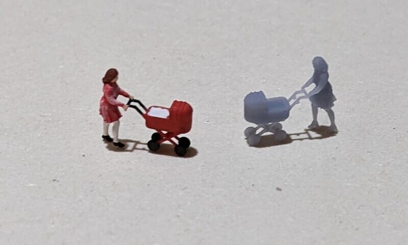 Frau mit Kinderwagen Spur N