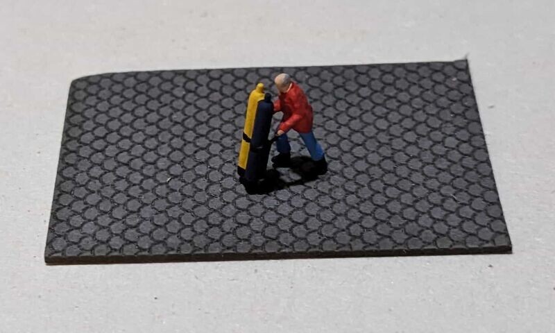 Arbeiter mit Sackkarre und Gasflaschen Spur N Arbeiter mit Sackkarre und Gasflaschen Spur N