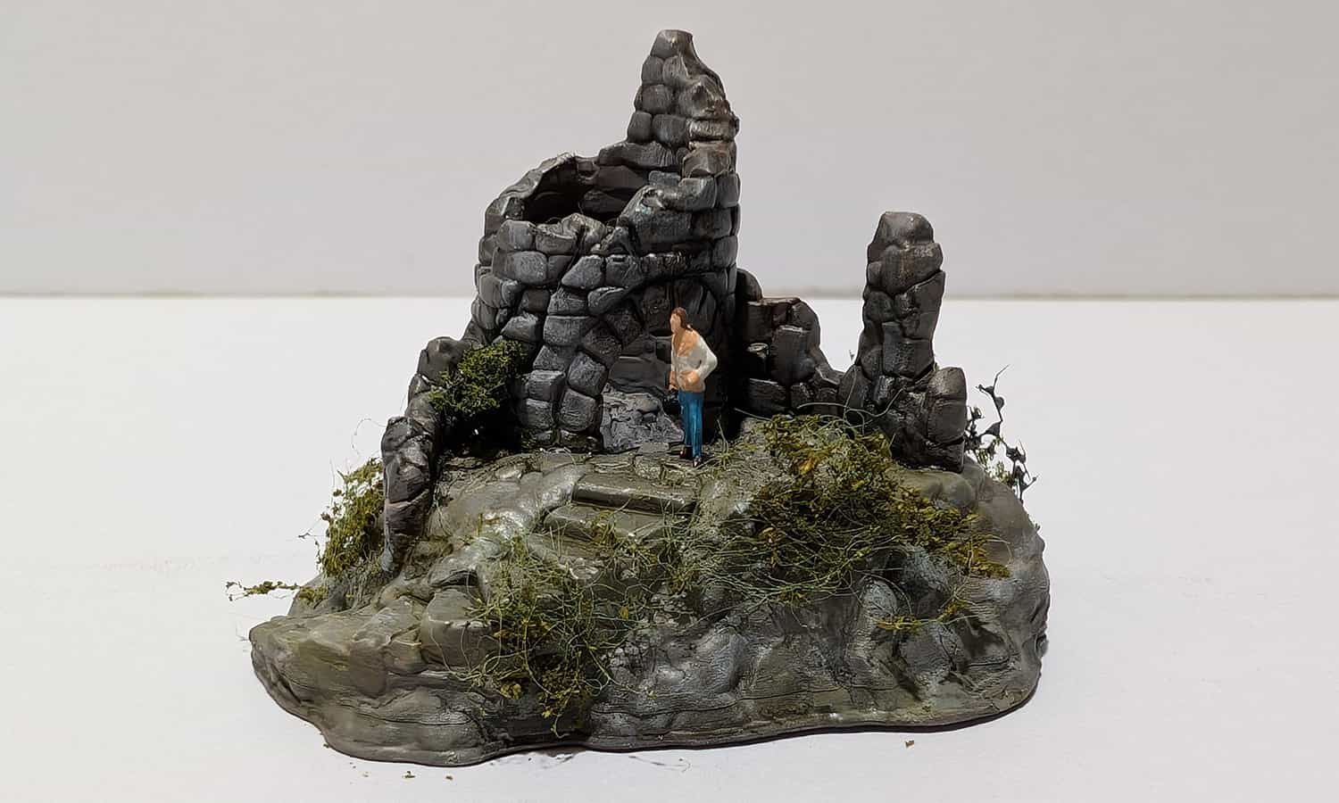 Kleine Burgruine auf Felsen Spur N