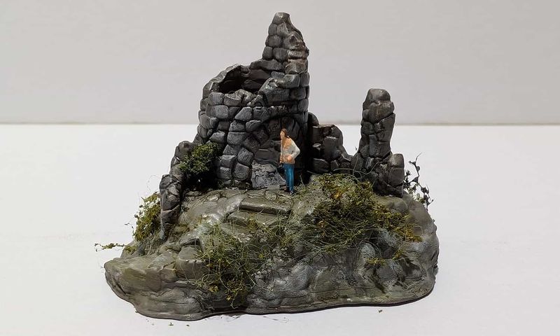 Kleine Burgruine auf Felsen Spur N Kleine Burgruine auf Felsen Spur N