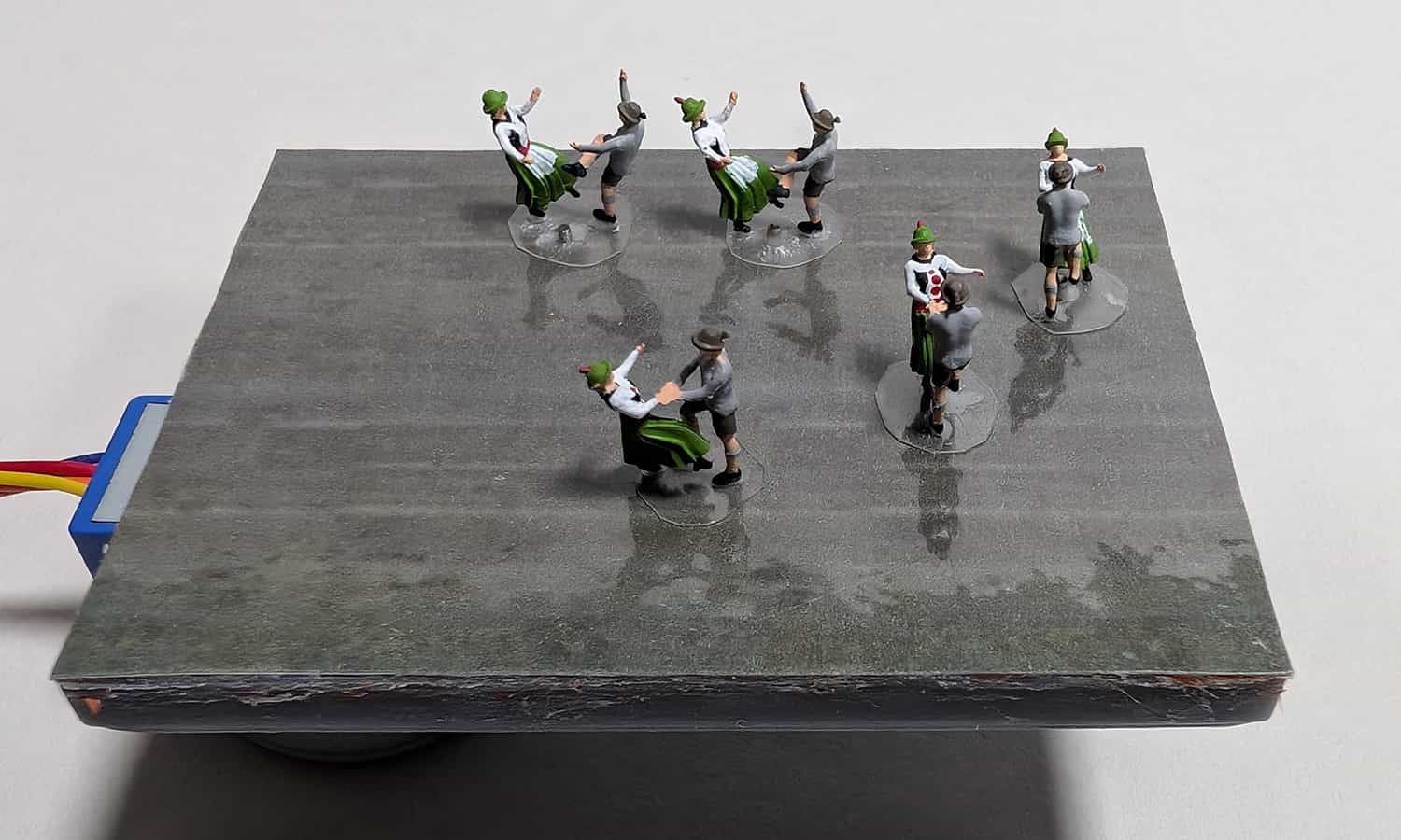 Tanzpaare in Tracht mit "Tanz" - Funktion Spur N