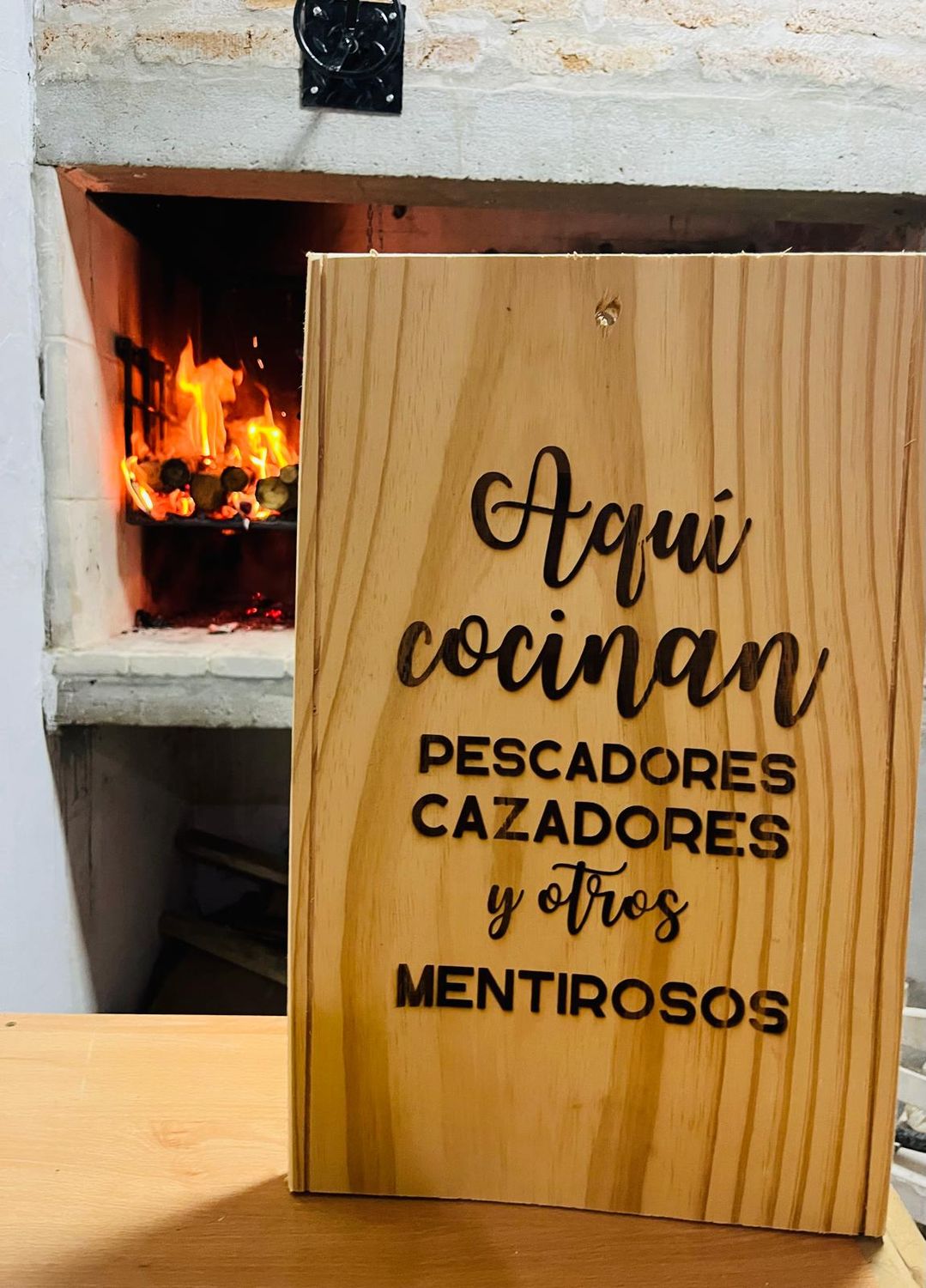Tabla aquí cocinan cazadores pescadores y otros mentirosos