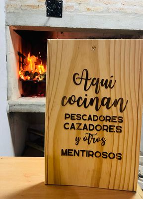 Tabla aquí cocinan cazadores pescadores y otros mentirosos