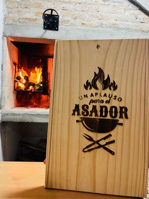 Tabla un aplauso para el asador