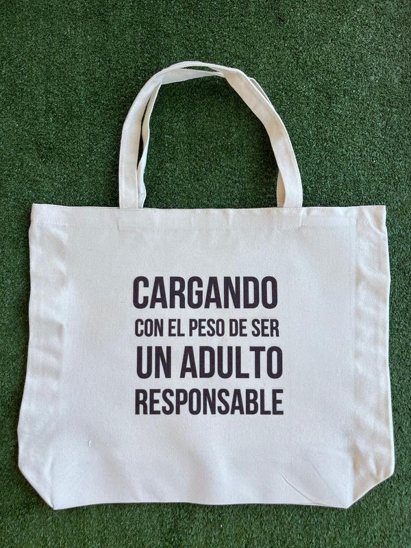 Tote Cargando el peso de ser un adulto responsable.
