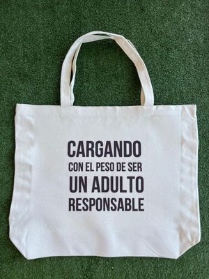 Tote Cargando el peso de ser un adulto responsable.
