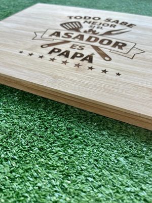 Tabla “Todo sabe mejor si el asador es papá”