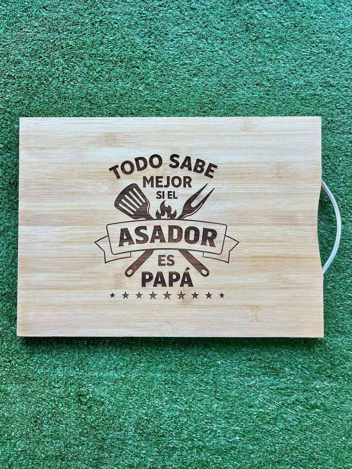 Tabla “Todo sabe mejor si el asador es papá”