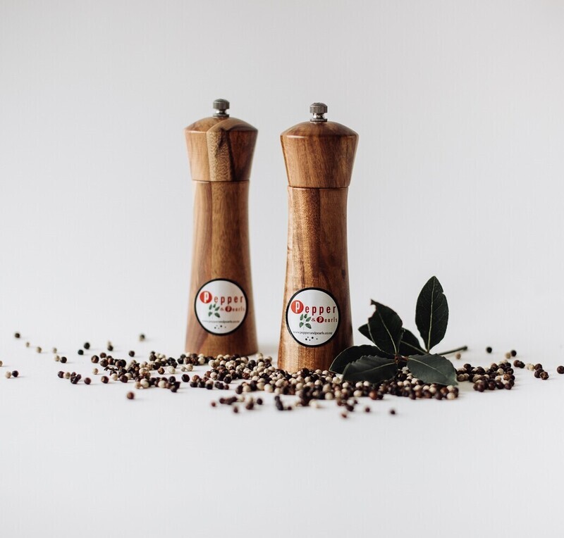 15cm Acacia 'new style' grinders Giftset & FREE pepper plate
