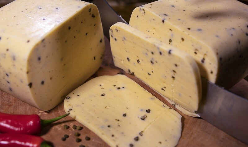 Biokäse - Hofkäse mit Pfeffer Biokäse - Hofkäse mit Pfeffer