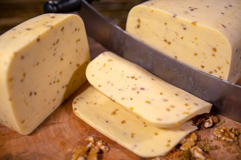 Biokäse - Hofkäse mit Bockshornkleesamen Biokäse - Hofkäse mit Bockshornkleesamen