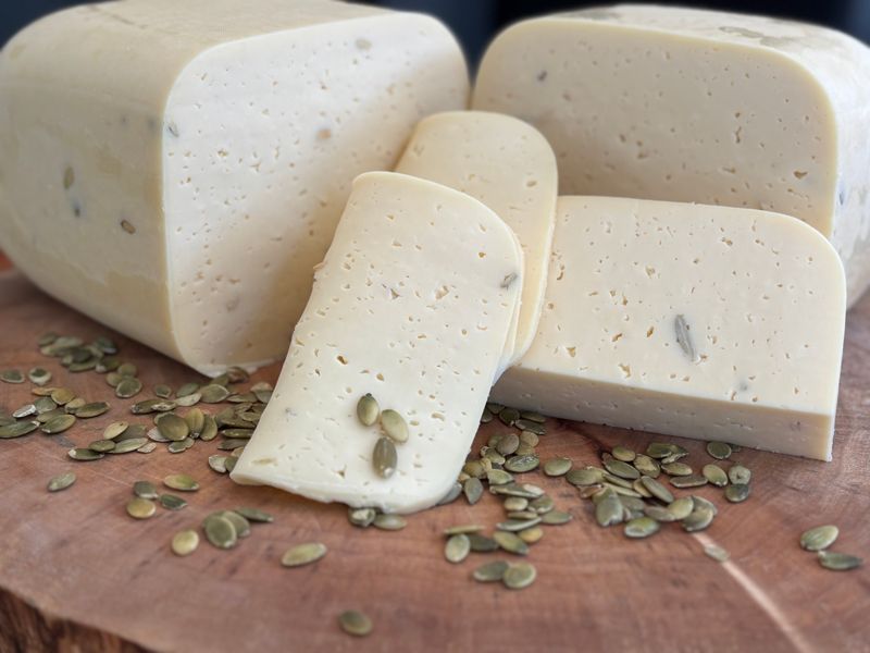 Biokäse - Hofkäse mit Kürbiskernen