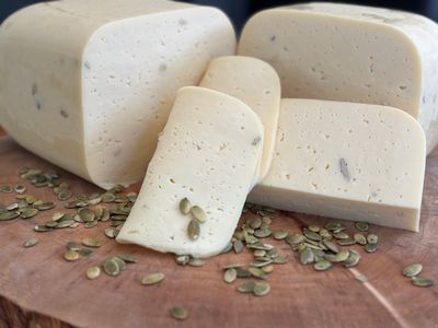 Biokäse - Hofkäse mit Kürbiskernen Biokäse - Hofkäse mit Kürbiskernen