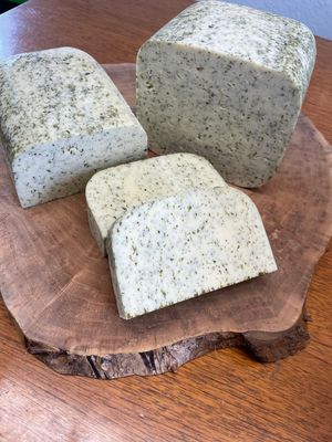 Biokäse - Hofkäse mit Schnittlauch Biokäse - Hofkäse mit Schnittlauch