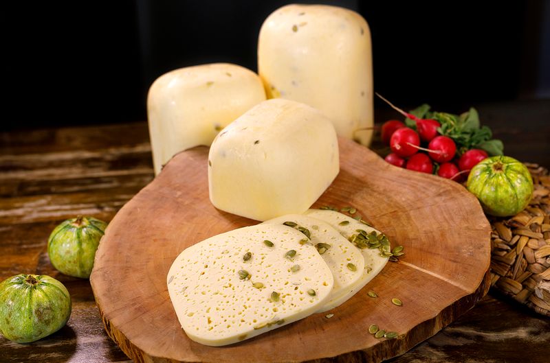 Biokäse - Hofkäse mit Kürbiskernen Biokäse - Hofkäse mit Kürbiskernen
