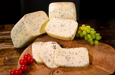 Biokäse - Hofkäse mit Schwarzkümmel Biokäse - Hofkäse mit Schwarzkümmel