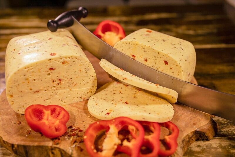 Biokäse - Hofkäse mit Italienischen Kräutern Biokäse - Hofkäse mit Italienischen Kräutern