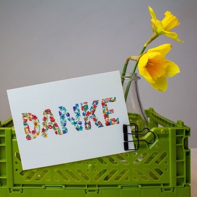 Postkarte „DANKE“ in Aquarell-Blumen-Buchstaben Postkarte „DANKE“ in Aquarell-Blumen-Buchstaben