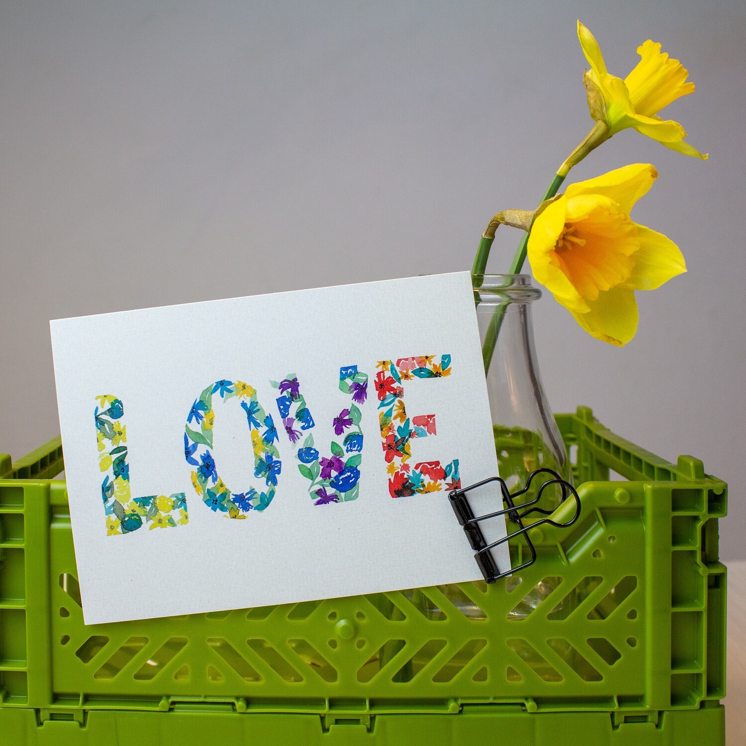 Postkarte „LOVE“ in Aquarell-Blumen-Buchstaben