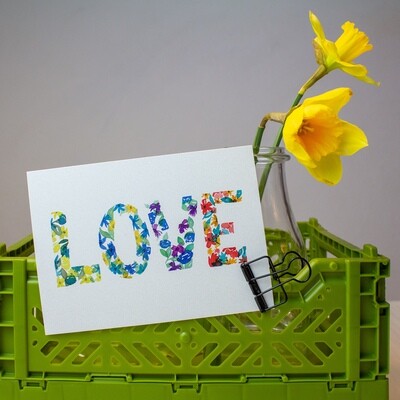 Postkarte „LOVE“ in Aquarell-Blumen-Buchstaben Postkarte „LOVE“ in Aquarell-Blumen-Buchstaben