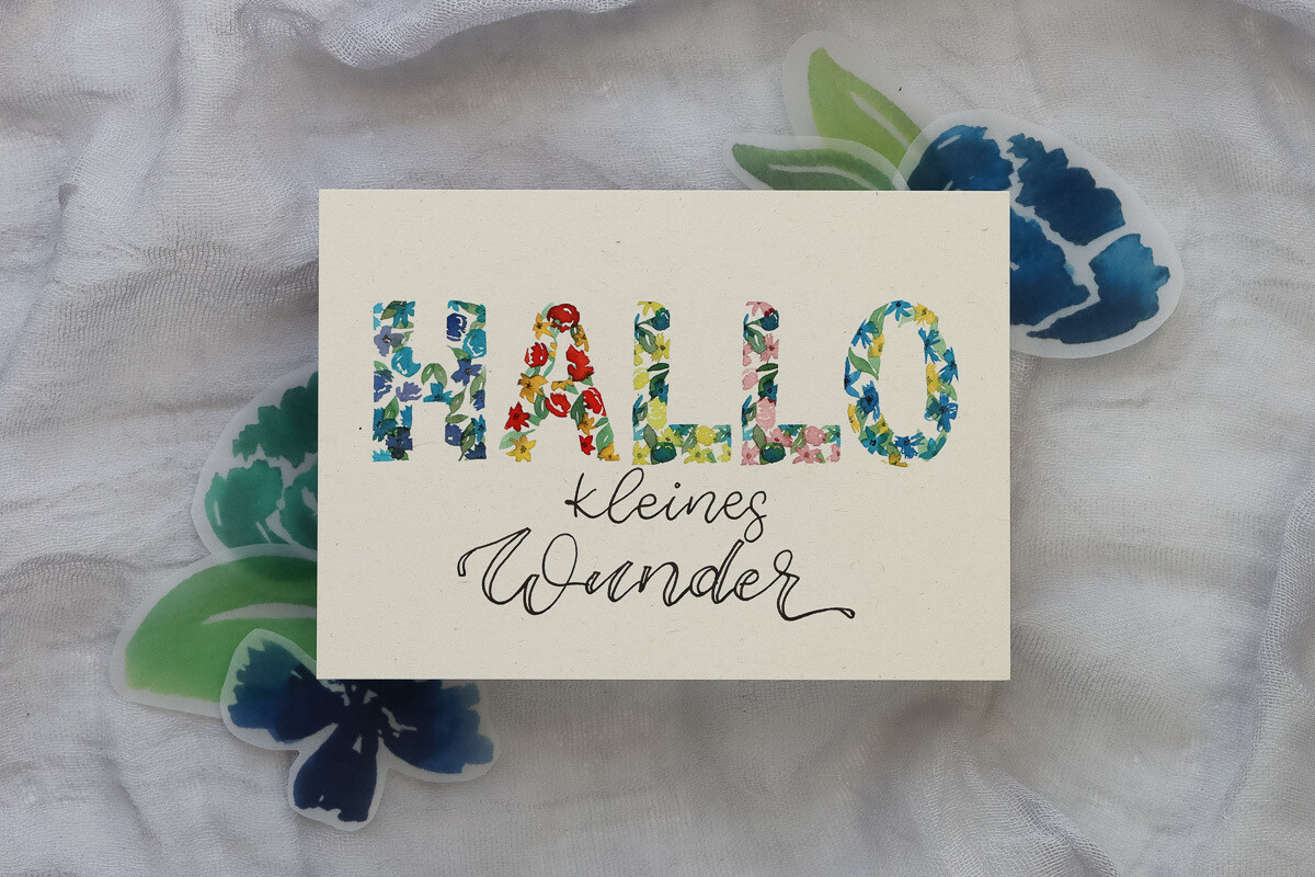 Postkarte „Hallo kleines Wunder“ - Aquarell-Blumen-Buchstaben mit Handschrift