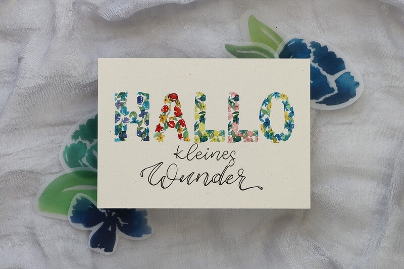 Postkarte „Hallo kleines Wunder“ - Aquarell-Blumen-Buchstaben mit Handschrift Postkarte „Hallo kleines Wunder“ - Aquarell-Blumen-Buchstaben mit Handschrift