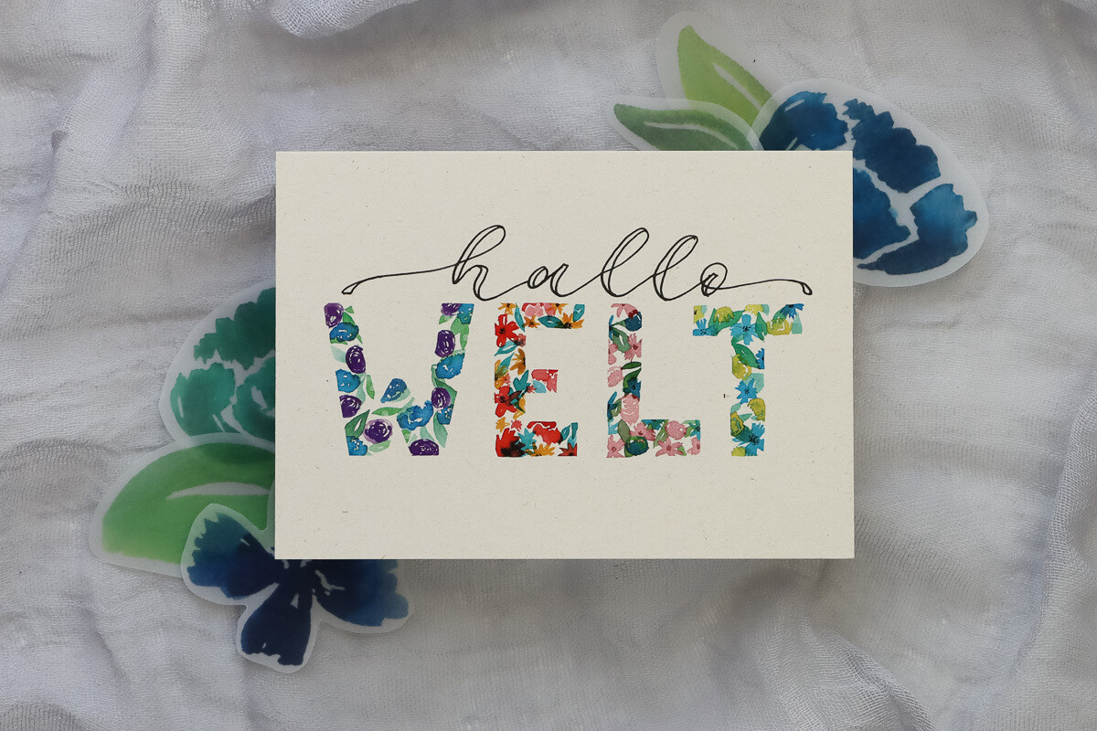 Postkarte „Hallo Welt“ - Aquarell-Blumen-Buchstaben mit Handschrift