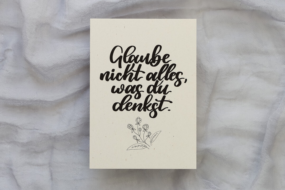 Postkarte Zitat "Glaube nicht alles" - Brushlettering